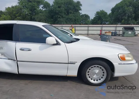 1998 Lincoln Town Car Executive from USA, damaged, VIN 1LNFM81W8WY663550